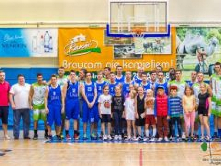 BK "ViA" aizvada draudzības spēli ar Cēsu vidusskolu izlasi