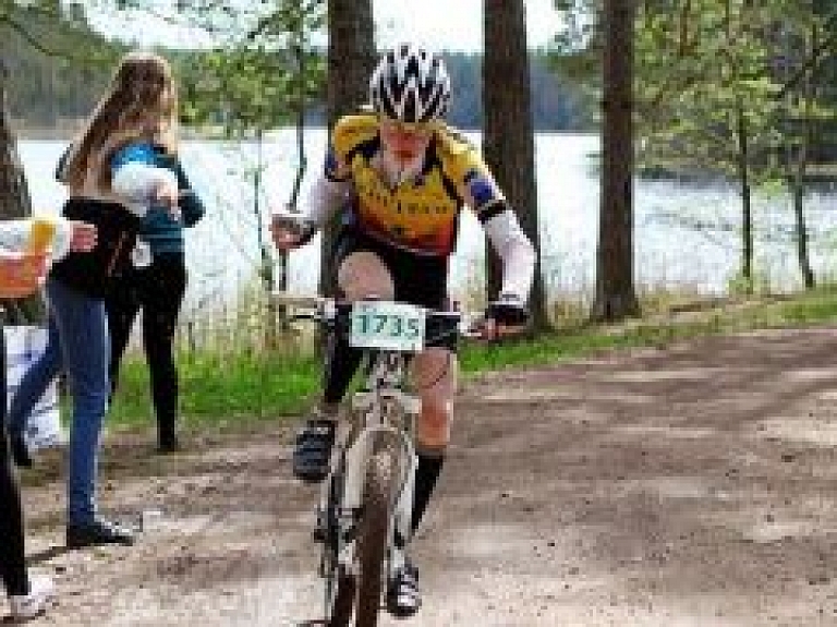 Smiltenes sporta skolas riteņbraucēji godam aizvadījuši SEB MTB mājas posmu