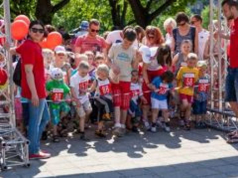 Modele Una Gavare ar savām atvasēm atklās Rimi maratonu bērniem