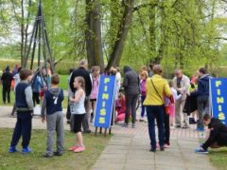 Ielu stafešu dalībneki šogad pulcējās Strūves parkā
