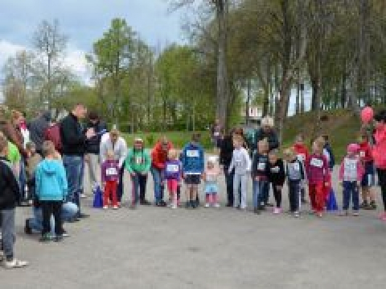 Aizvadīts tradicionālais skrējiens "Skrundas pilskalns 2014"