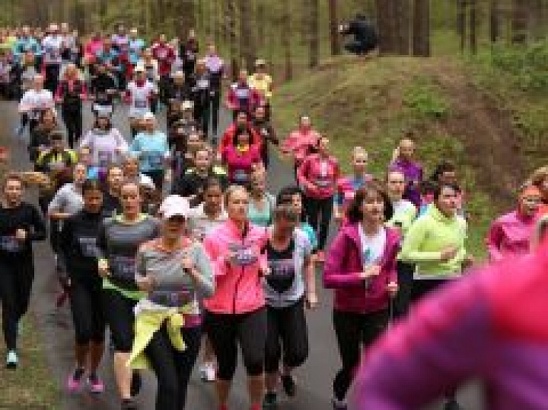 Sieviešu skrējienā Mežaparkā piedalījās vairāk kā 4000 dalībnieces
