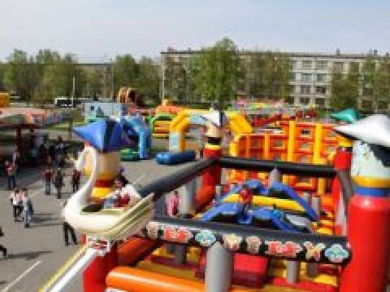 Tiks atklāts lielākais piepūšamo atrakciju parks Latvijā