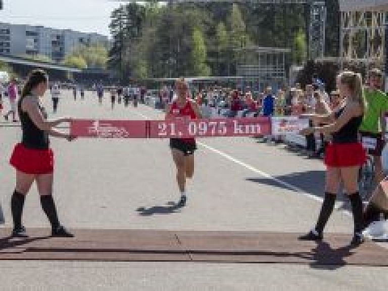 Biķernieku pusmaratonā uzvar Žolnerovičs un Ābele