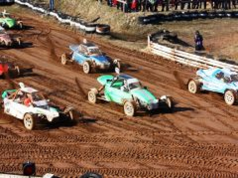 Gandrīz 100 sportistu Smiltenē sāks Latvijas autokrosa čempionātu