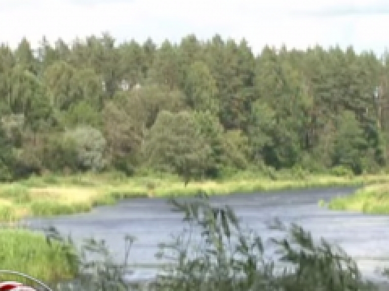 Bērni apgūst makšķerēšanas iemaņas
