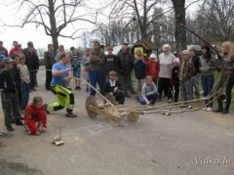Kārķos norisināsies jau trešās koka auto sacensības
