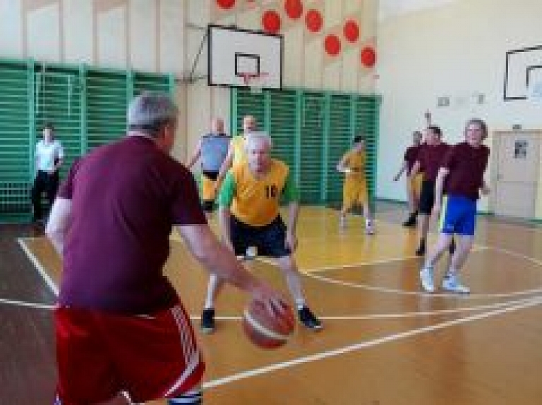 Limbažu novada ģimnāzijā aizvadīts jau 34.Absolventu turnīrs basketbolā