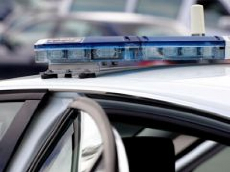 Rēzeknē no kravas auto izkrīt metāla veidnes