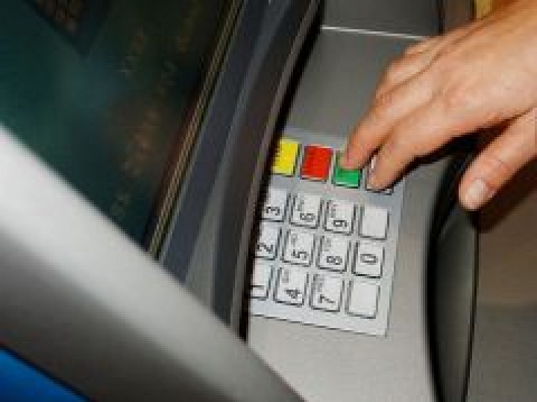 "Visa" un "MasterCard" aptur Krievijas "SMP Bank" izdoto karšu apkalpošanu