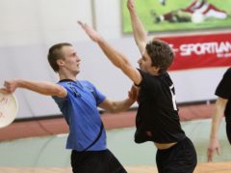 Salaspilī noskaidros Latvijas čempionus frisbijā telpās