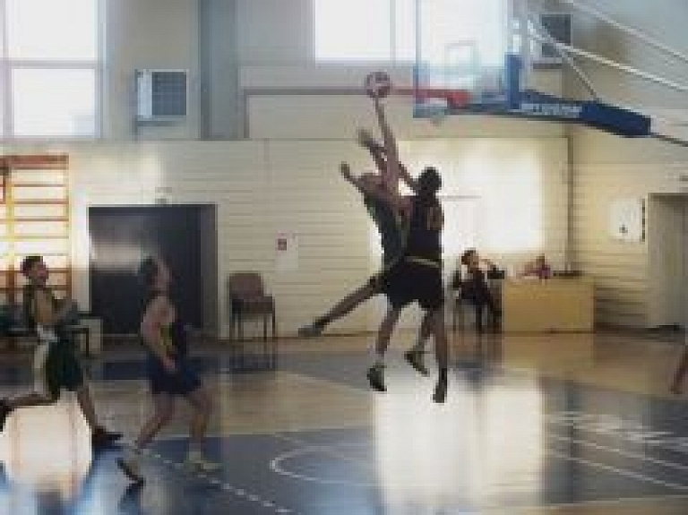 Noskaidroti pusfinālisti basketbolā