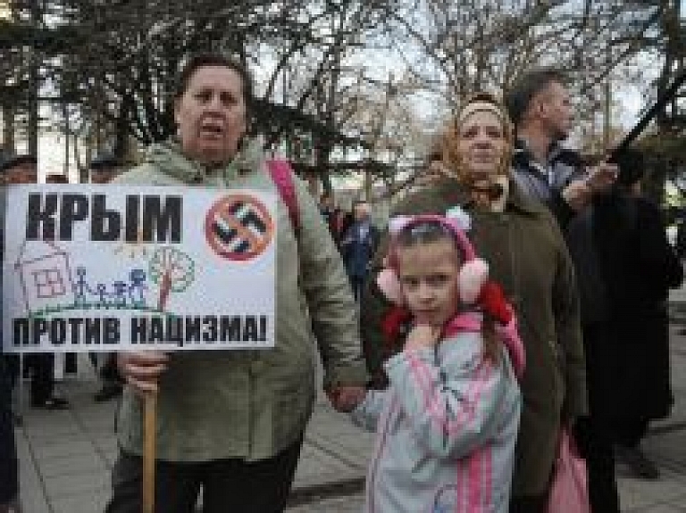 Krimas parlamenta lēmumu pievienoties Krievijai uzņem dažādi