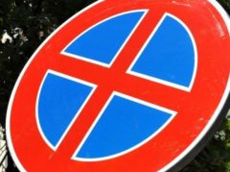 Būvniecības darbu dēļ liegta auto novietošana Lielajā ielā