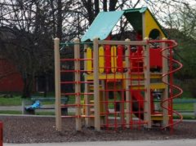 Šķeltovā realizē projektu rotaļu laukuma atjaunošanai
