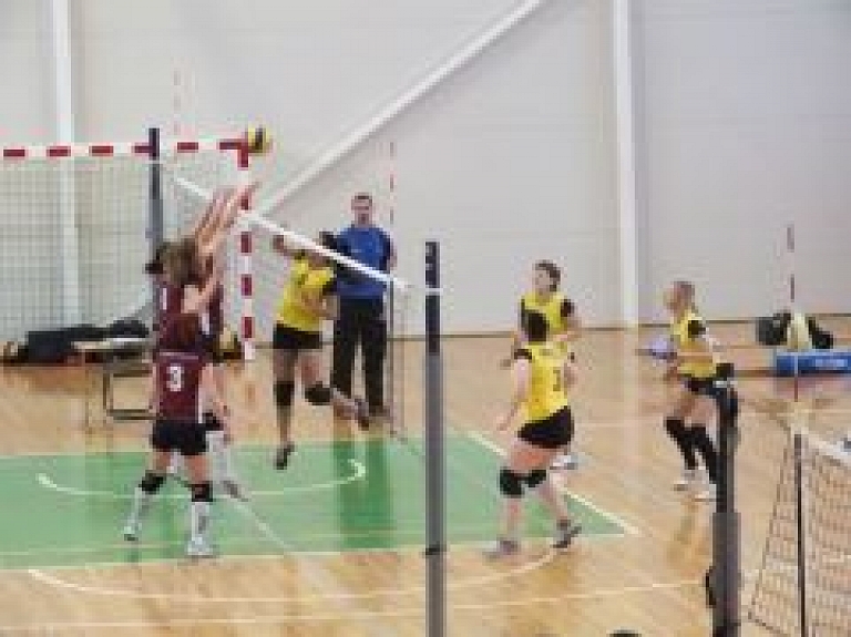 Volejbola čempionātā aizvadītas pirmās spēles