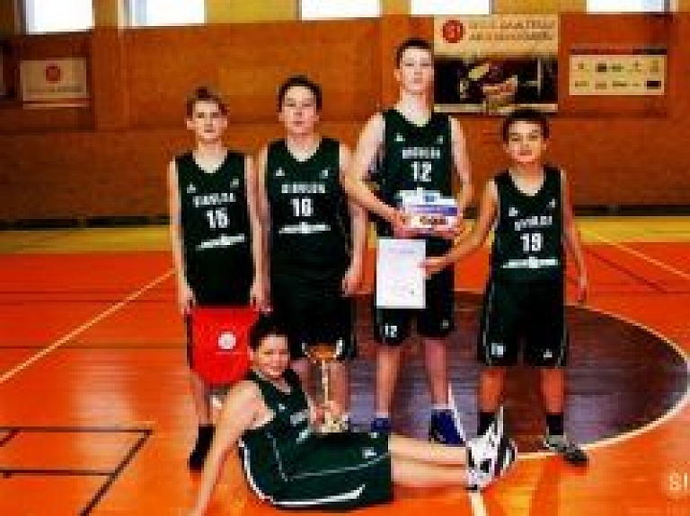 Novada skolu basketbola turnīrā C  grupā uzvar ģimnāzijas komanda