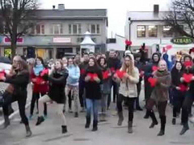 Skrundas TV: Valentīndienā Kuldīgā uz ielas dejo (video)