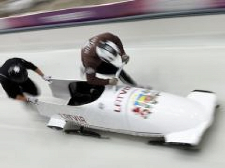 Bobslejisti sacenšas par vietu trijniekā Soču olimpiskajās spēlēs