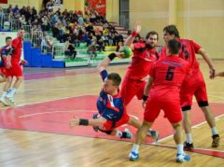 "Dobeles Tenax" līderu duelī pārspēj "Celtnieks/LSPA"