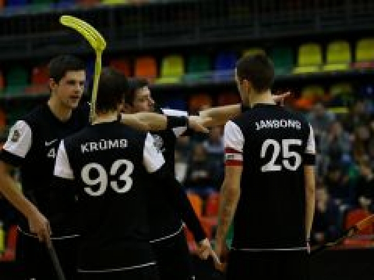Liepājā noris saspringtas kaujas florbola laukumos