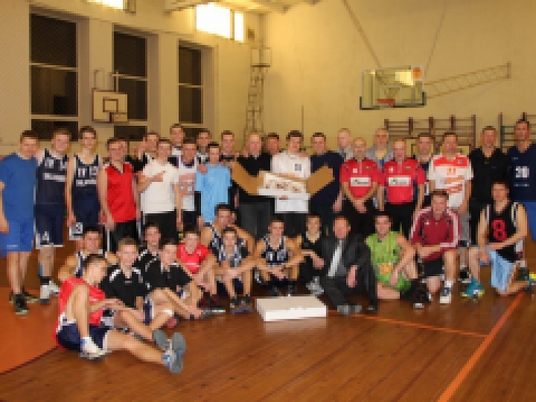 Salacgrīvā aizvadīts 42.absolventu basketbola mačs