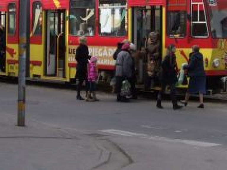 Sabiedrība atšķirīgu maksu Rīgas sabiedriskajā transportā vērtē neviennozīmīgi