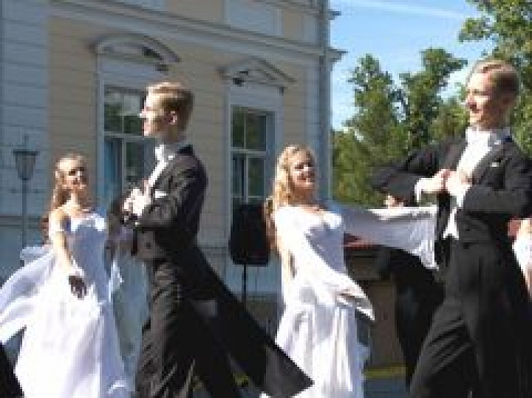 Romantiskās pavasara dejas Valmierā