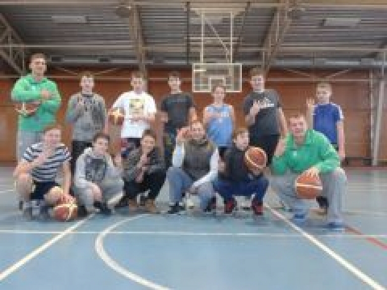 "BK Valmiera" basketbolisti vada sporta stundas Limbažu ģimnāzijā