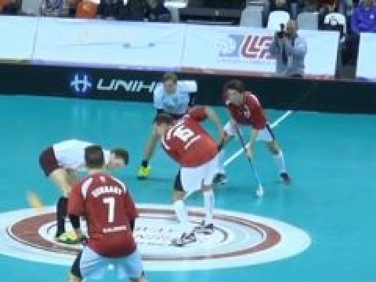 Ieskats PČ florbola kvalifikācijas turnīra pirmās dienas Latvijas spēlē