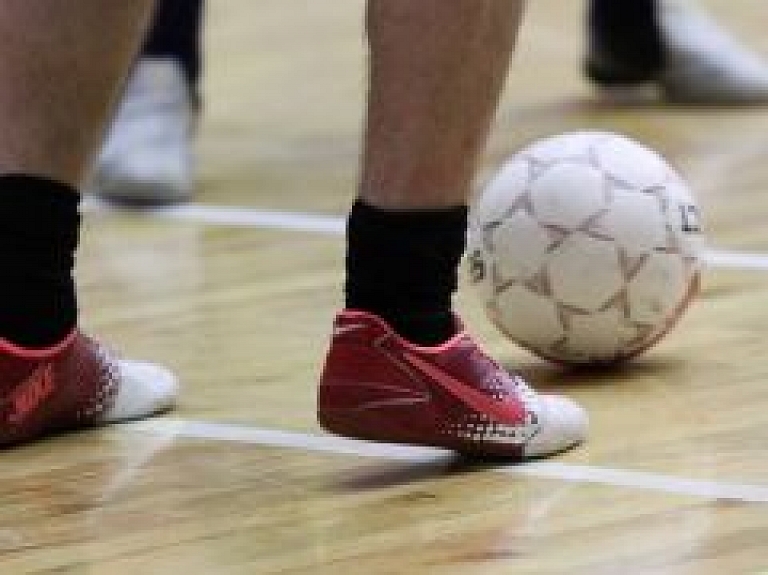 Tuvojas izšķirošie notikumi futbola laukumos
