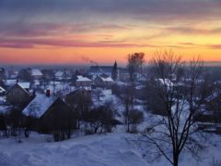 Bērnu vecākiem Madonā atgādina par skolas apmeklēšanu salā