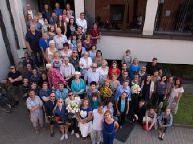 Valmieras teātris sāk jauno sezonu un atklāj foto izstādi
