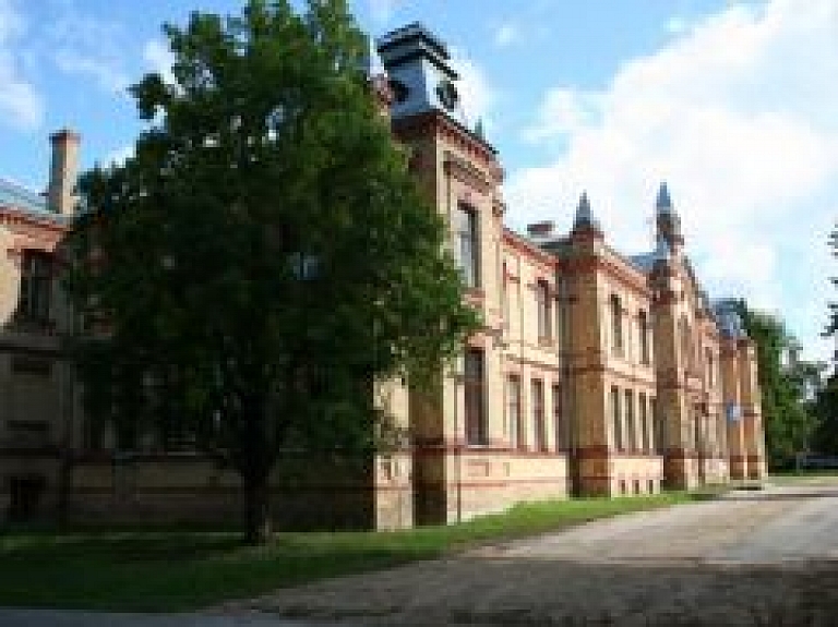 Izsludina atklātu konkursu uz Valmieras Valsts ģimnāzijas direktora amata vietu