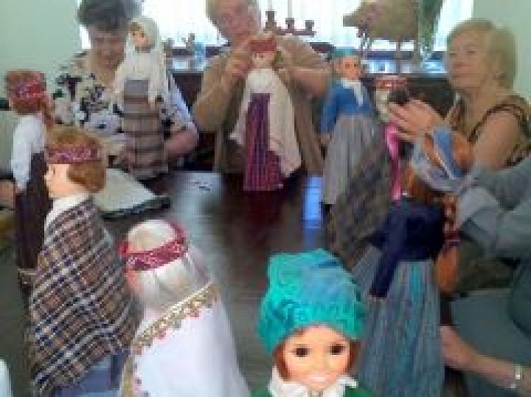 Tautas namā būs skatāma unikāla izstāde - 120 tautu meitas miniatūrā