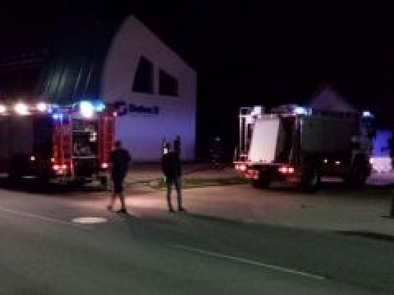 Cēsu ielā Valmierā aizdedzies ēkas jumts un šķūnītis