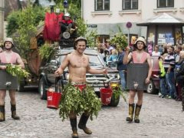 Apbalvoti atraktīvie festivāla "Dzīres Kuldīgā" gājiena dalībnieki