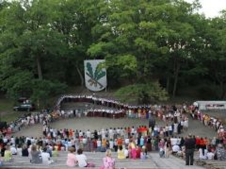 Kandavas dome plāno ņemt 300 000 eiro kredītu estrādes projektam