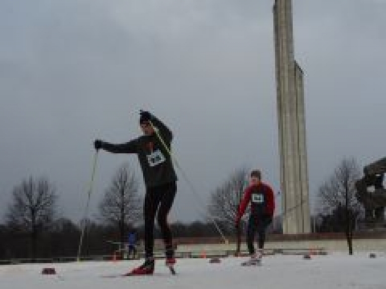 Rīgā - pirmās slēpošanas sacensības šajā sezonā