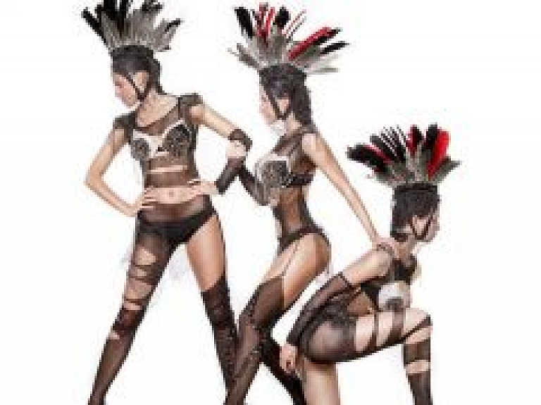 Ķīpsalā - topless baleta dejotājas uz "Erota" skatuves