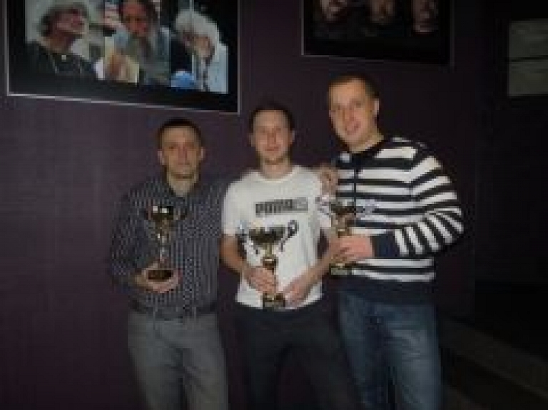 DIVI SUDRABI RAKETLONĀ