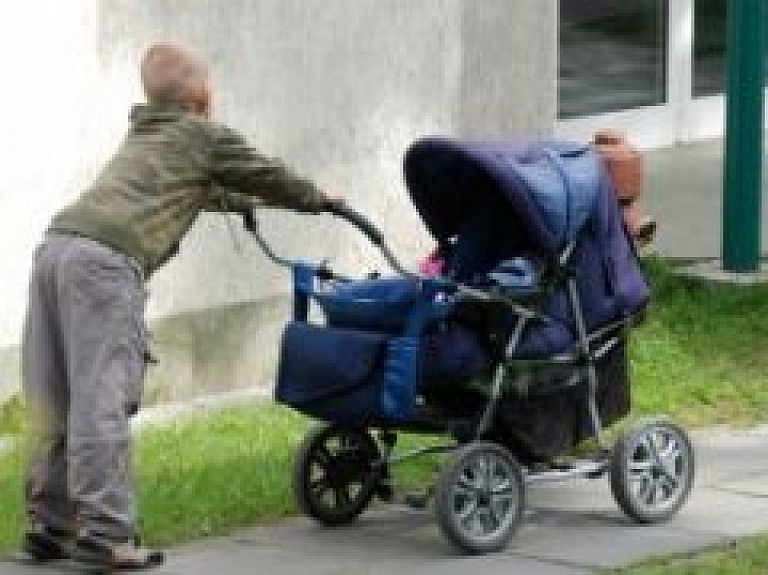 Vecākiem nedrīkst liegt iebraukt veikalos ar bērnu ratiņiem