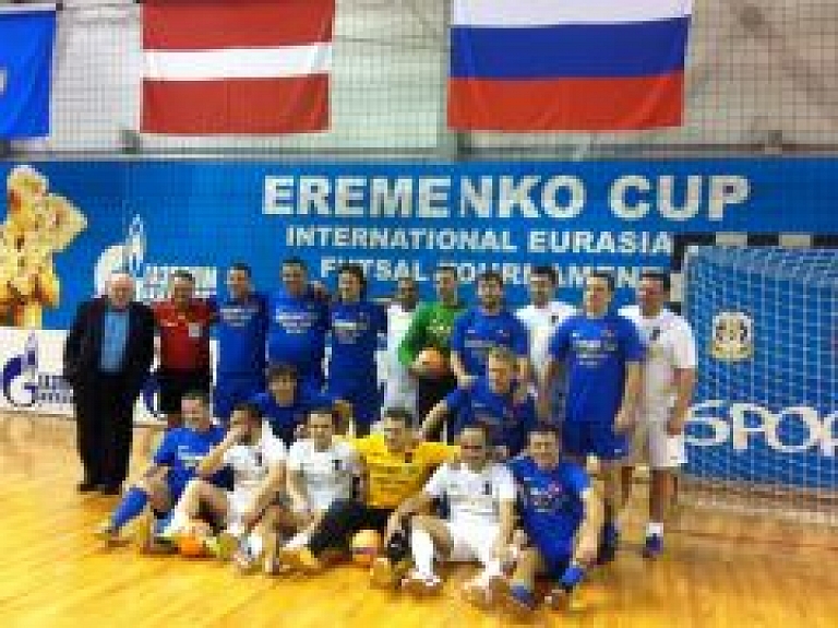 Veterānu draudzības spēlē telpu futbolā Latvijas un pasaules zvaigznes cīnās neizšķirti