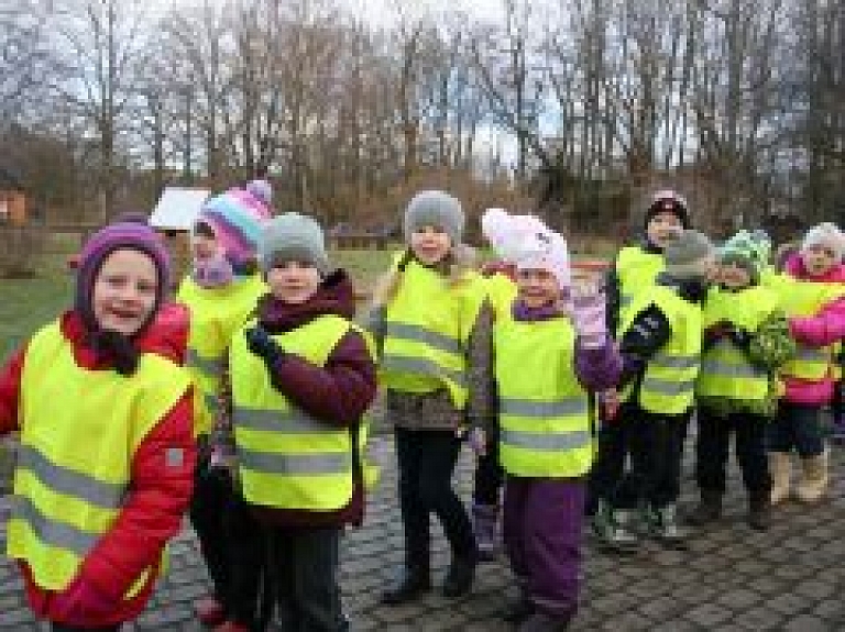 Limbažu pagasta bērnudārza bērniem dāvina atstarojošās vestes