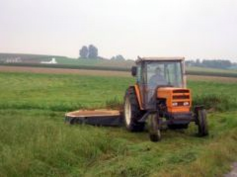 Izstrādāti noteikumi par ienākuma nodokļa piemērošanu sezonas laukstrādniekiem