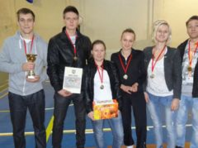 Rojas uzņemēji sacenšas sporta laukumā