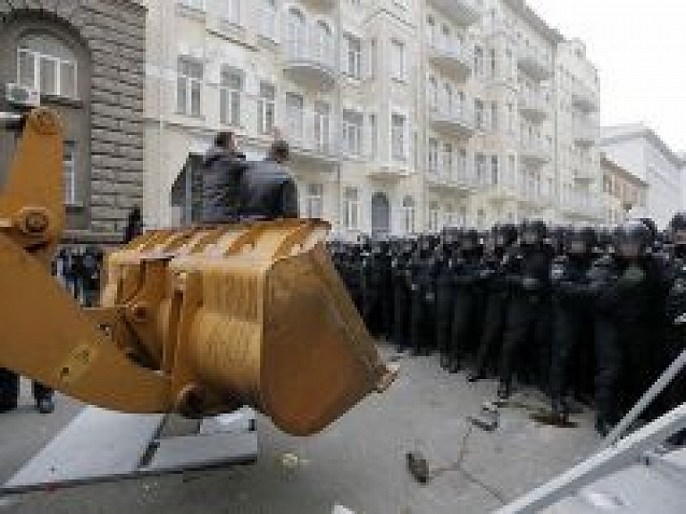 Ukrainā turpinās protesti pret Janukoviča valdību