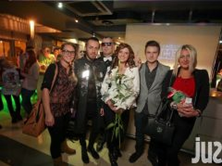 DJ Dween un Sabīne Berezina prezentē dziesmas "Dejo tā!" video