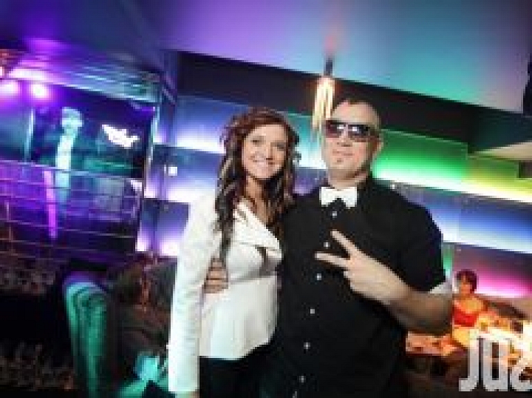 DJ Dween un Sabīne Berezina prezentē dziesmas "Dejo tā!" video