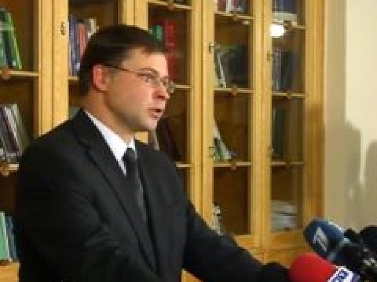 Dombrovskis atkāpjas no amata